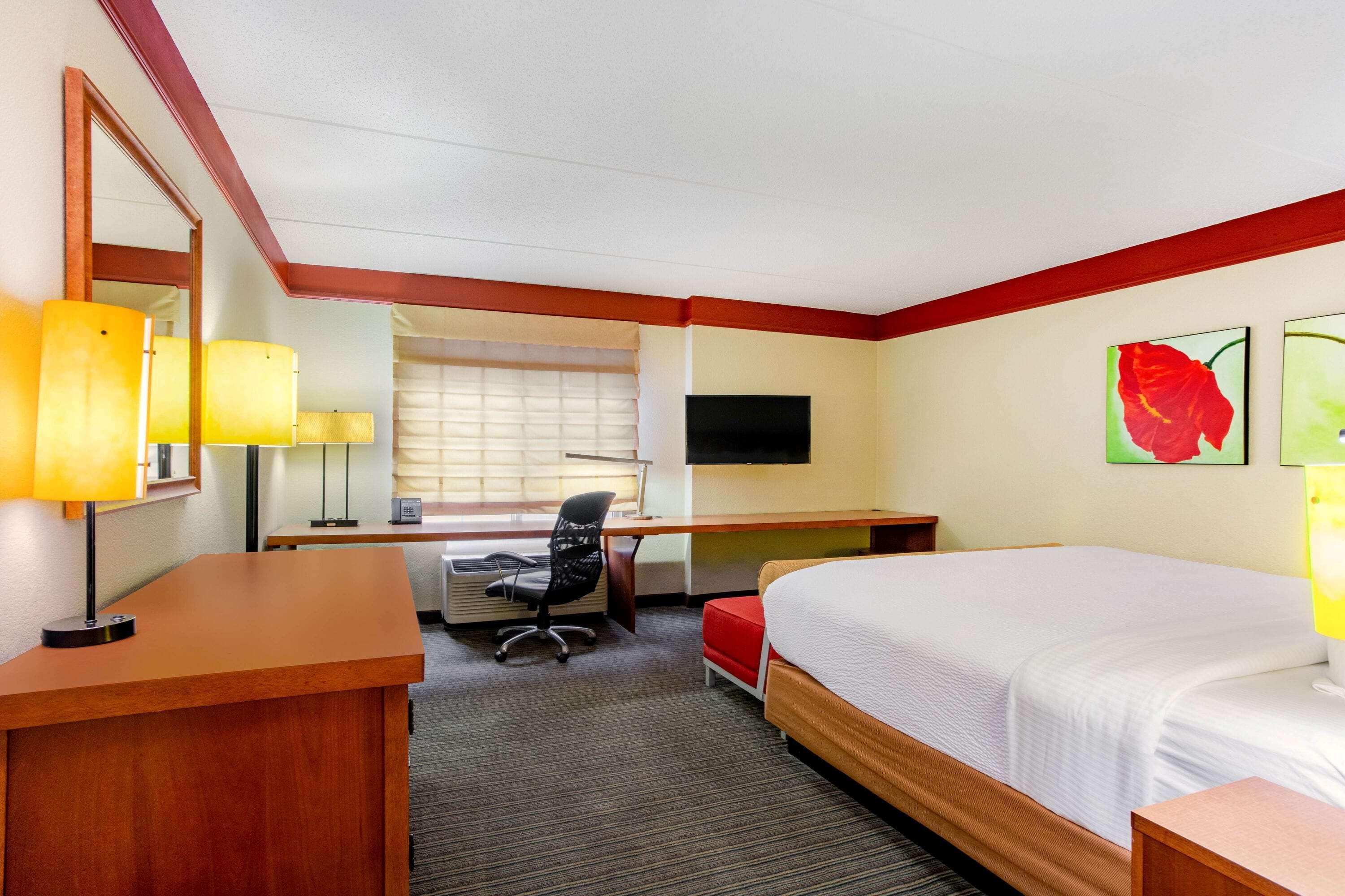 La Quinta By Wyndham Raleigh Crabtree Hotel Exterior photo