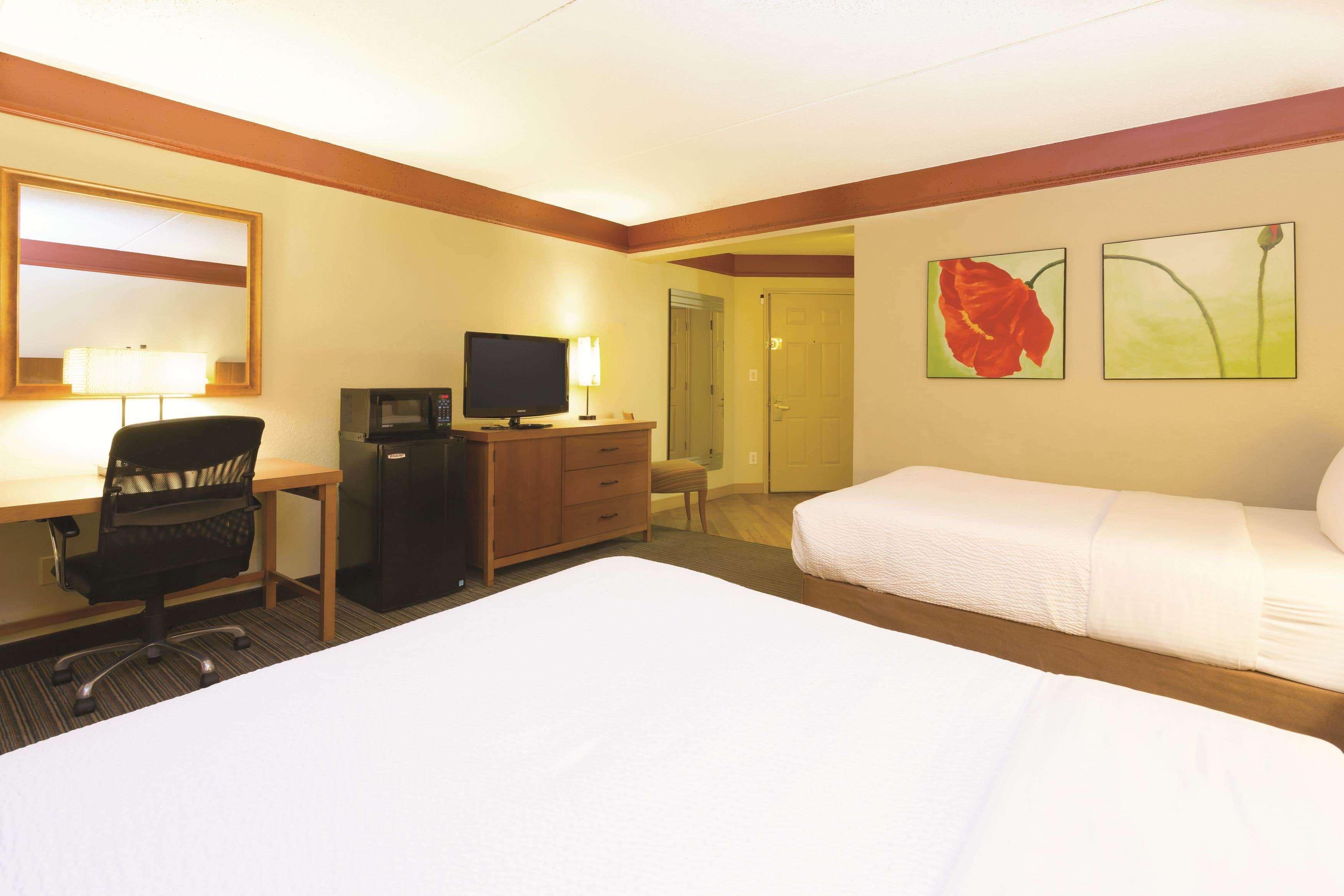 La Quinta By Wyndham Raleigh Crabtree Hotel Exterior photo
