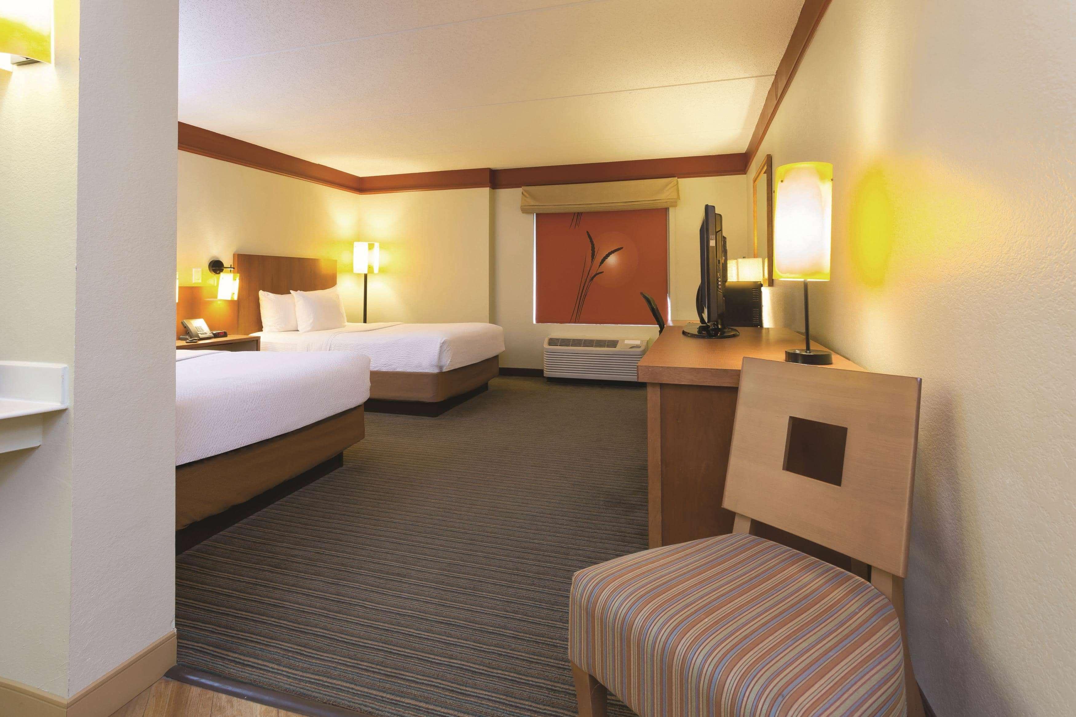 La Quinta By Wyndham Raleigh Crabtree Hotel Exterior photo