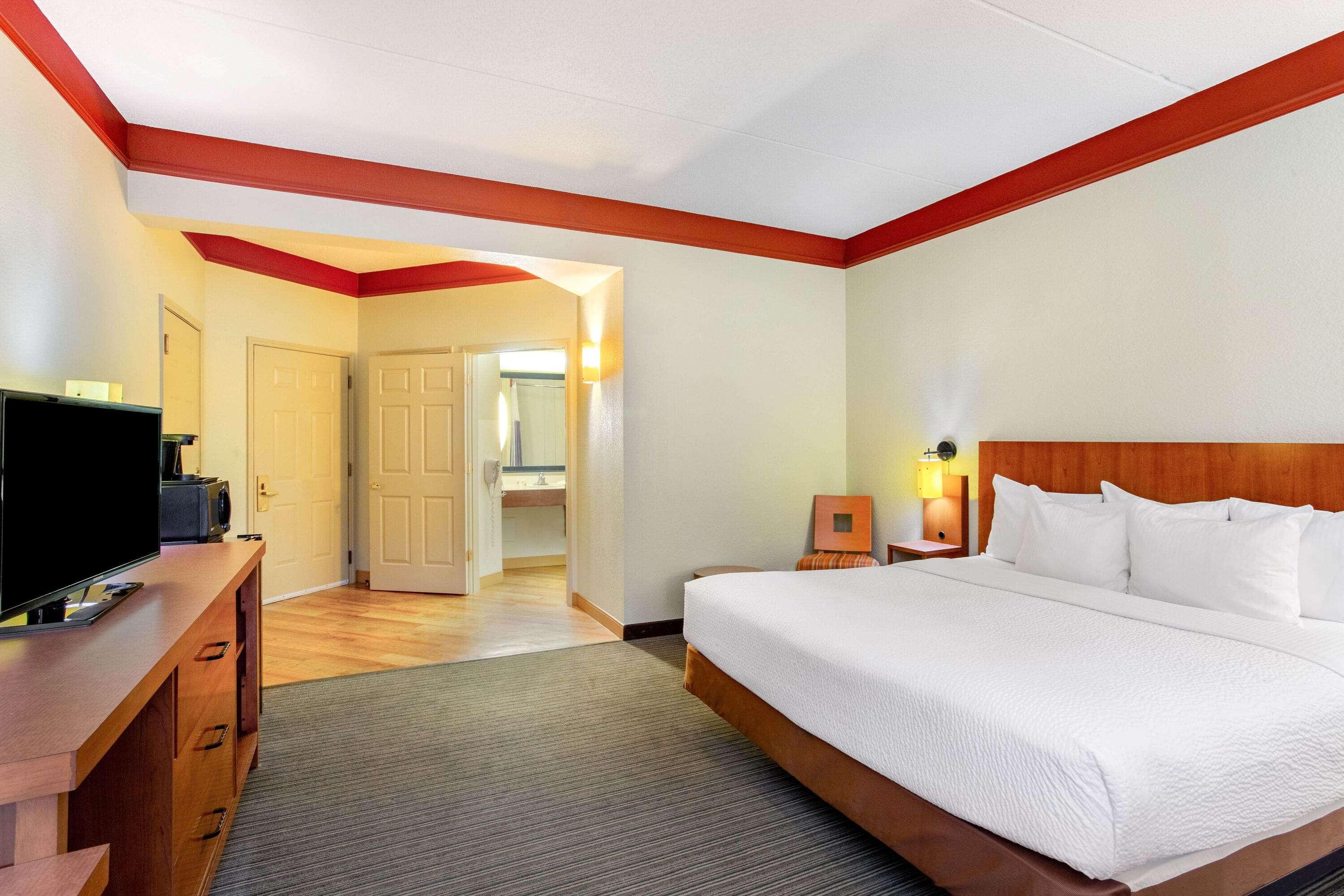 La Quinta By Wyndham Raleigh Crabtree Hotel Exterior photo
