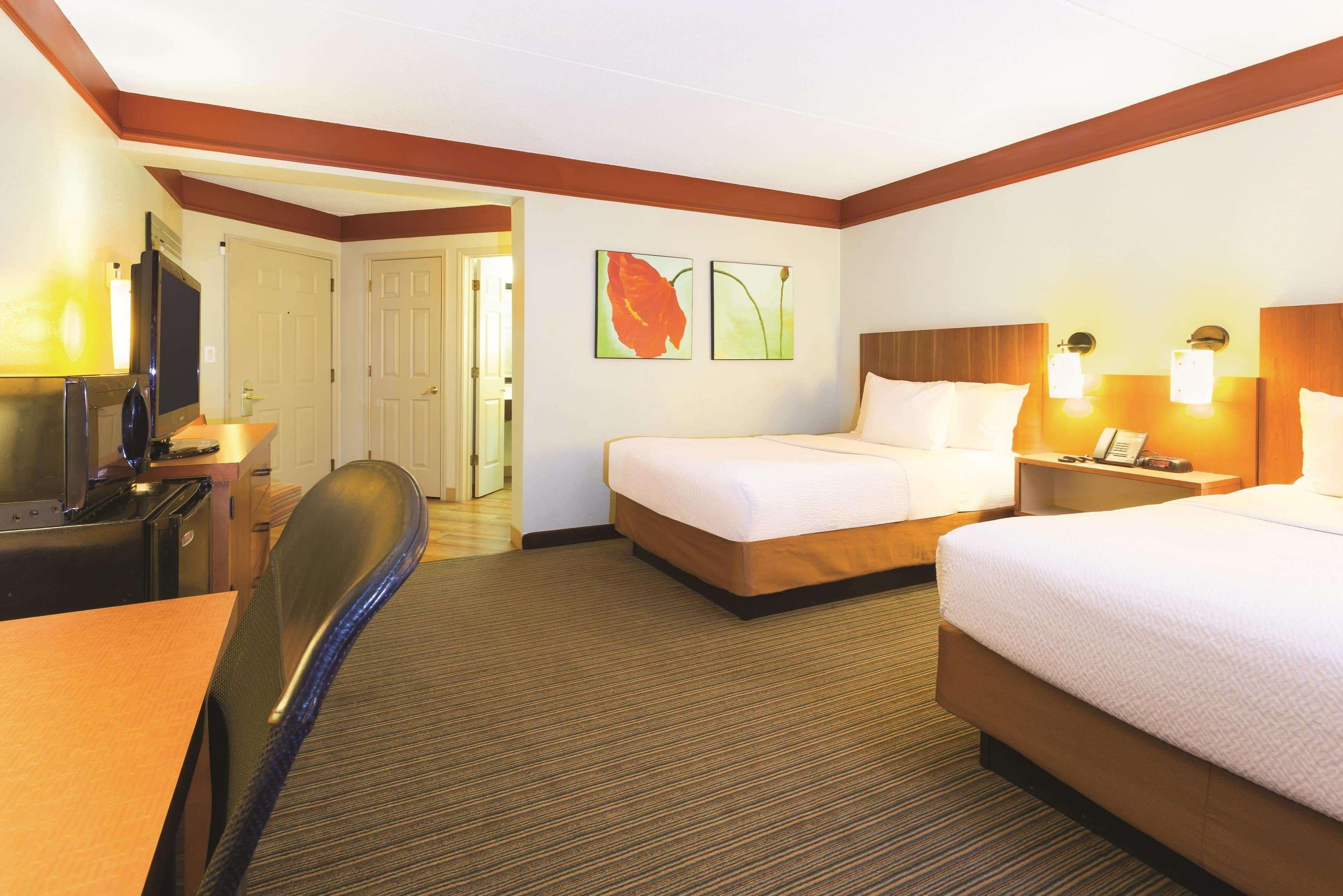La Quinta By Wyndham Raleigh Crabtree Hotel Exterior photo