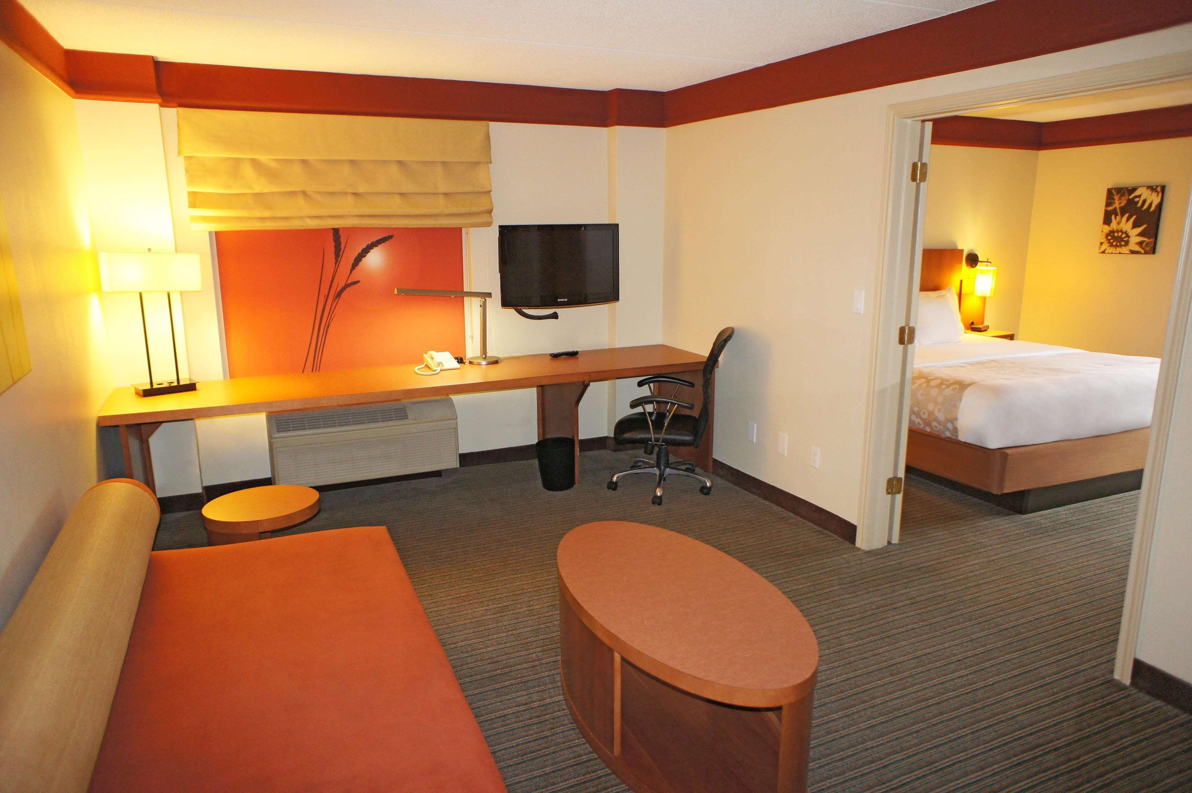 La Quinta By Wyndham Raleigh Crabtree Hotel Exterior photo