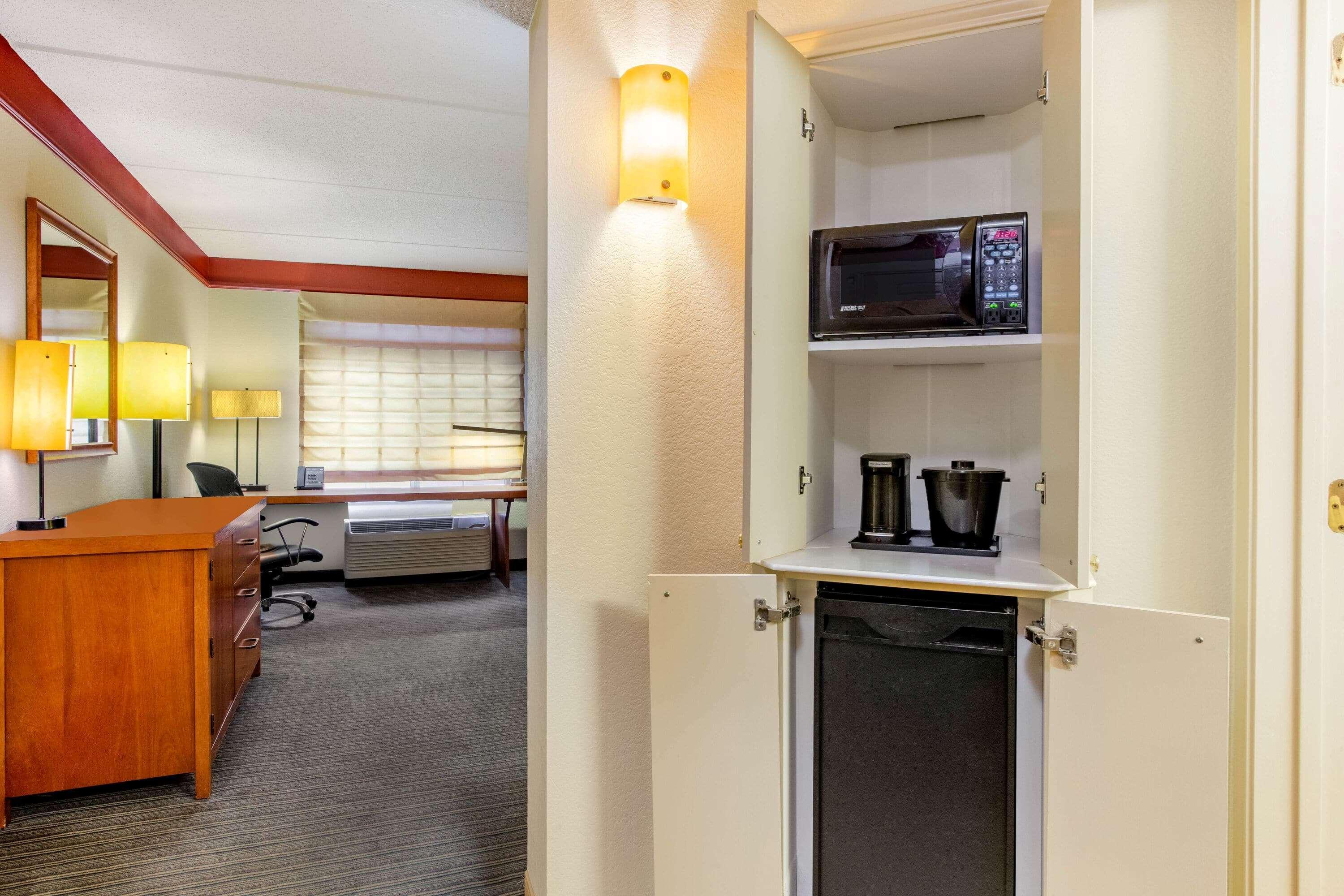 La Quinta By Wyndham Raleigh Crabtree Hotel Exterior photo