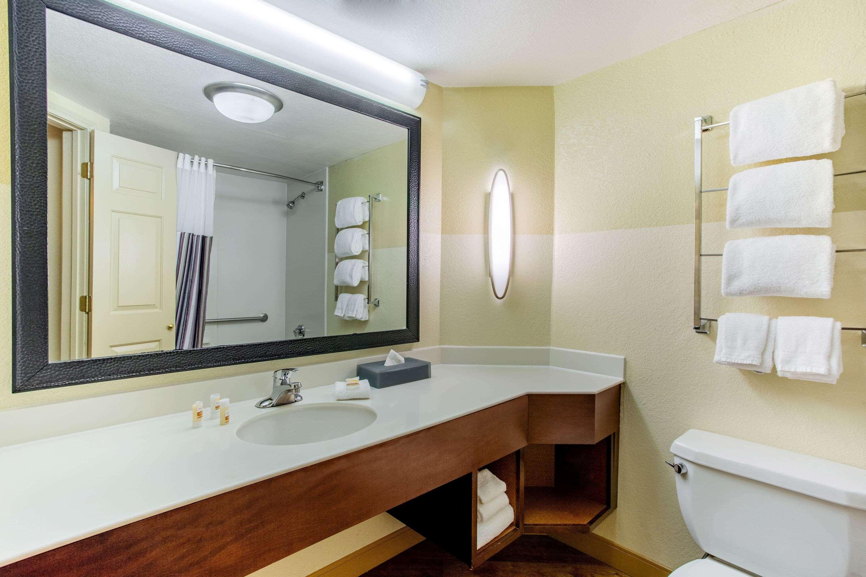 La Quinta By Wyndham Raleigh Crabtree Hotel Exterior photo