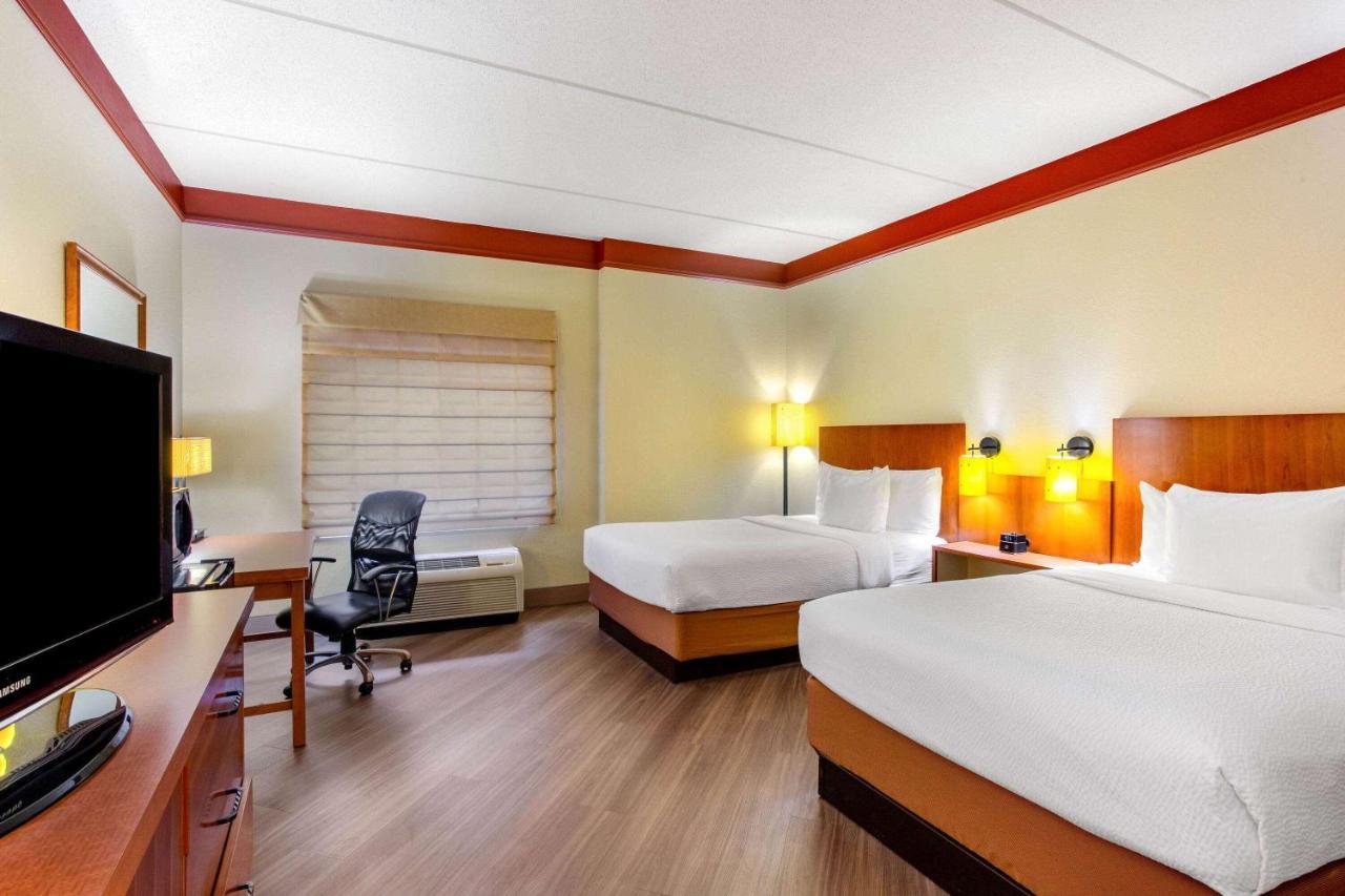 La Quinta By Wyndham Raleigh Crabtree Hotel Exterior photo