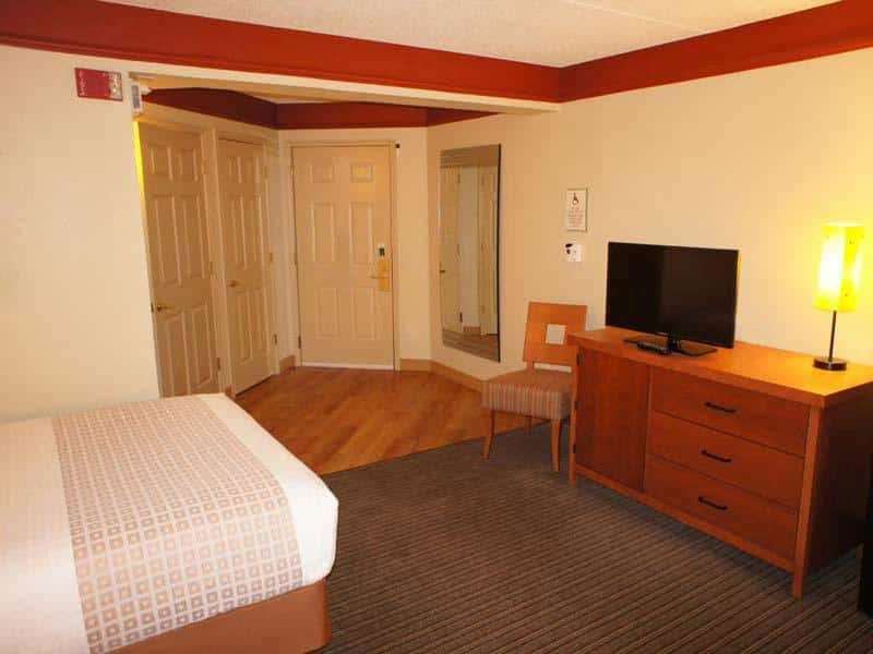 La Quinta By Wyndham Raleigh Crabtree Hotel Room photo